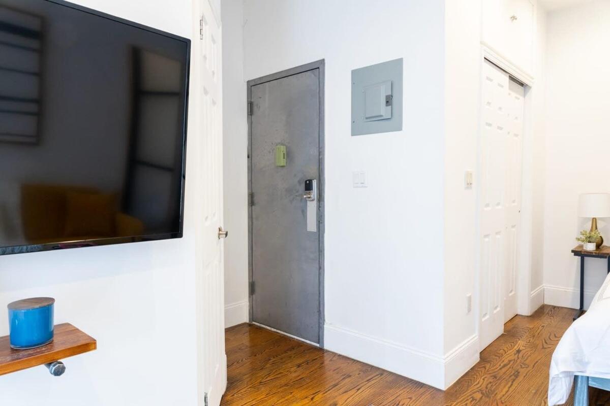 69-5c Festive Comfort Brand New 1br Lower East Side Christmas Ready Apartment *