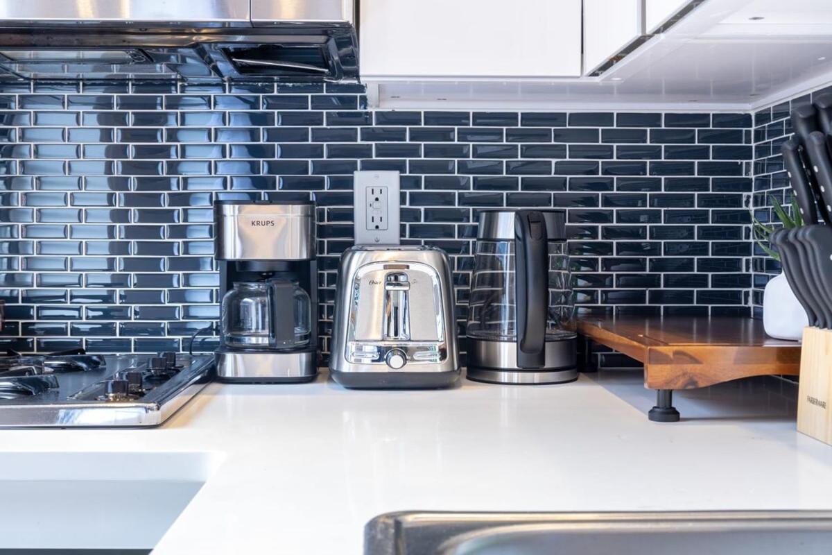 69-5c Festive Comfort Brand New 1br Lower East Side Christmas Ready *