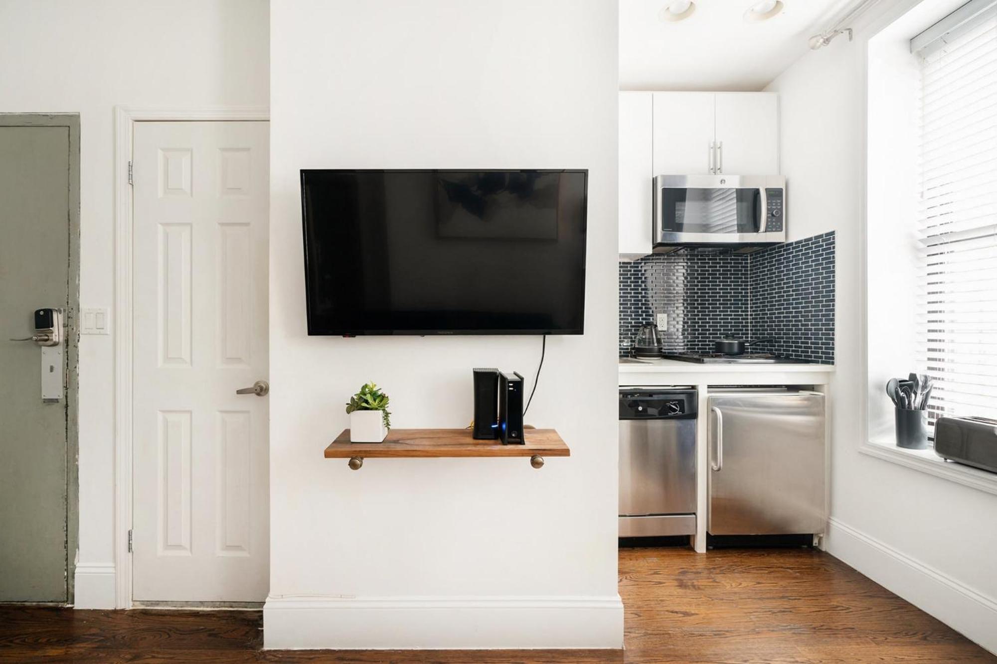 69-2b Prime Lower East Brand New 1br *