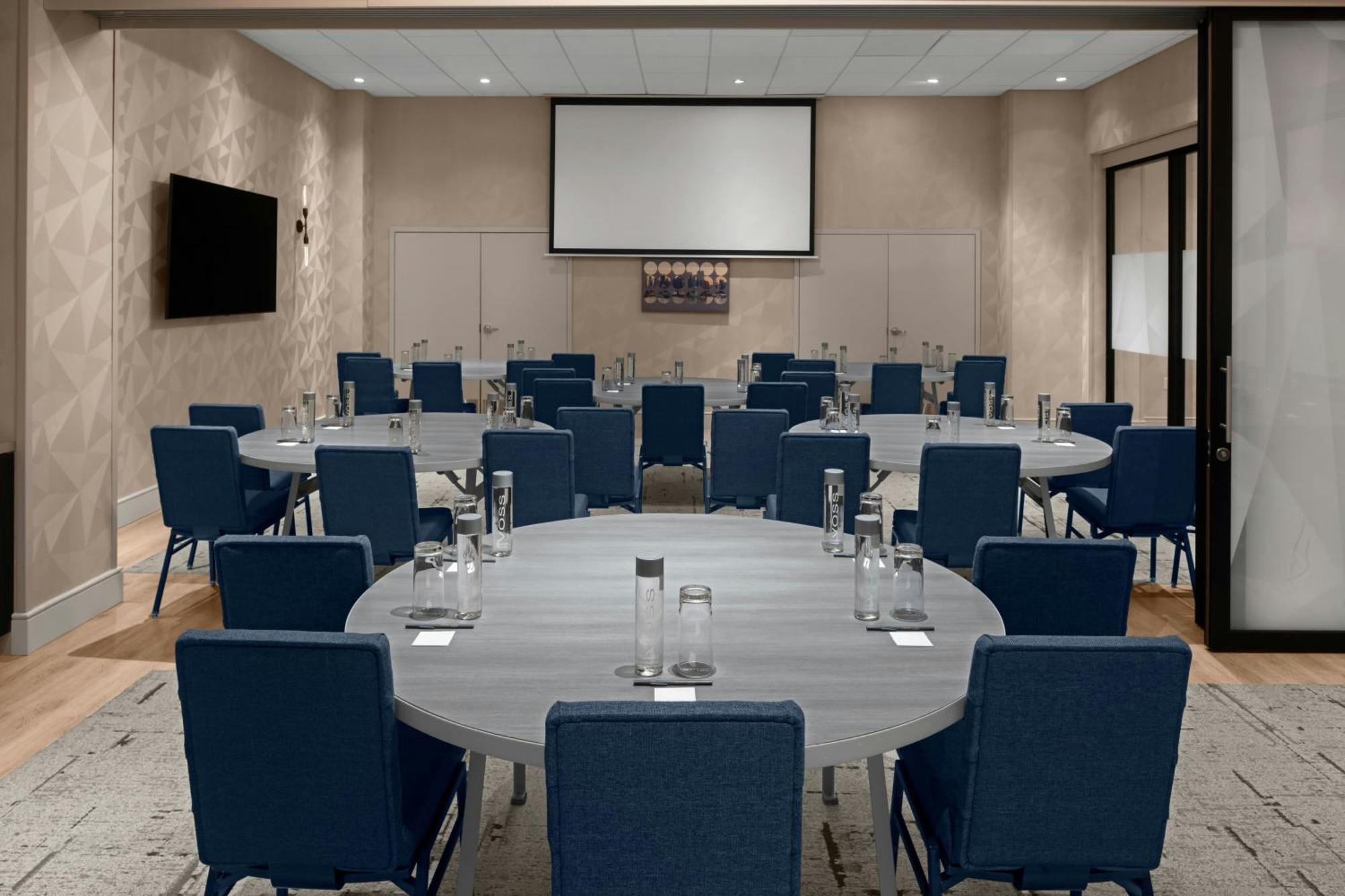Hotel Courtyard By Marriott World Trade Center Area 3*