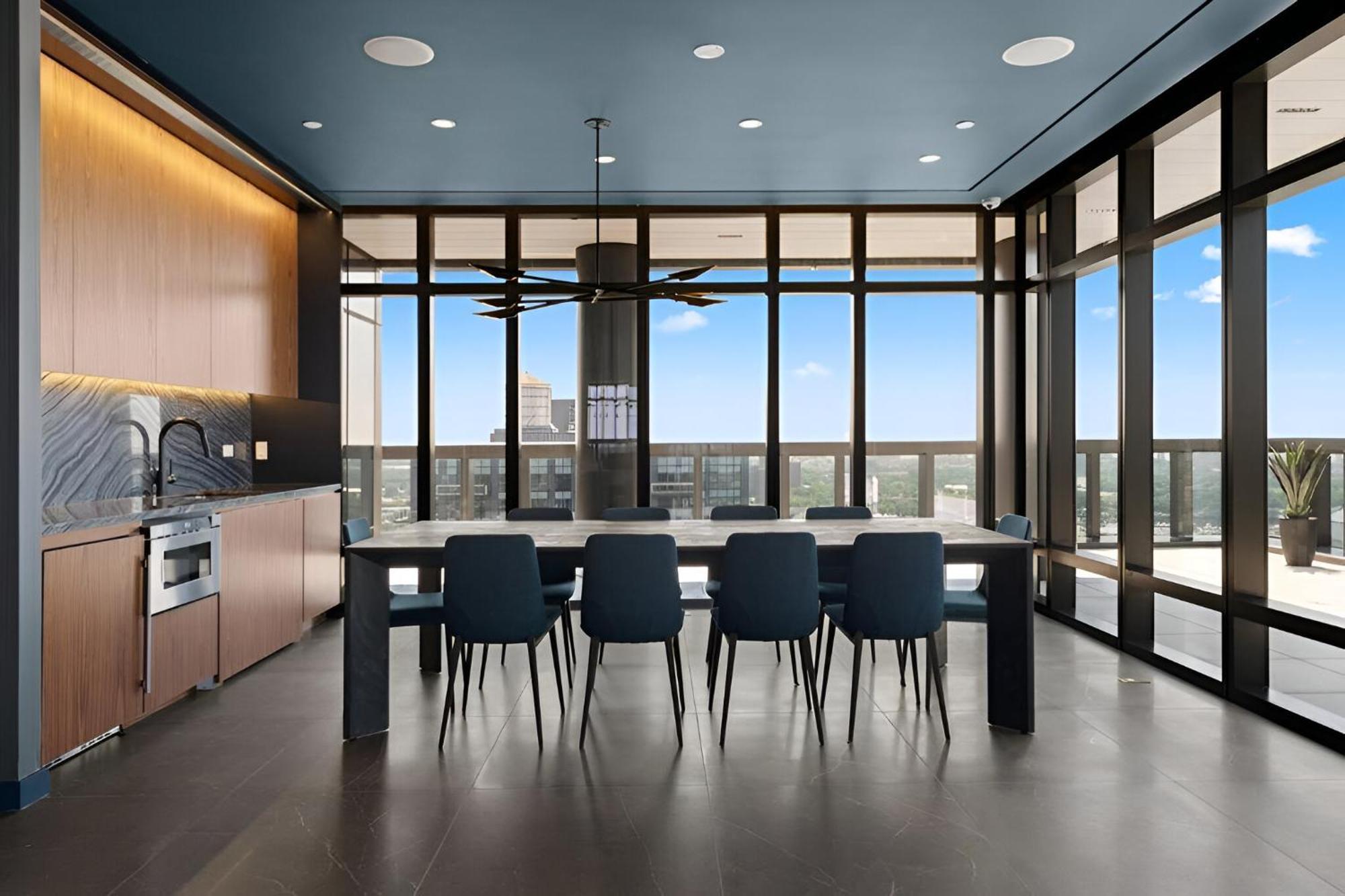 Luxury Meets Comfort Upscale In Brooklyn Apartment *