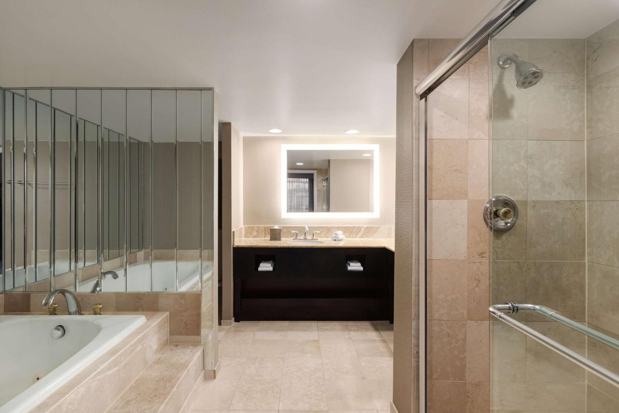 Laguardia Plaza 3*