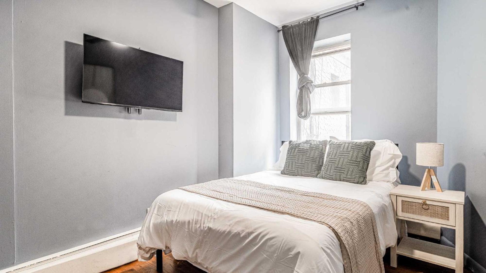 Elegant & Chic 4 Bdr & 1 Bth In Midtown Manhattan Apartment