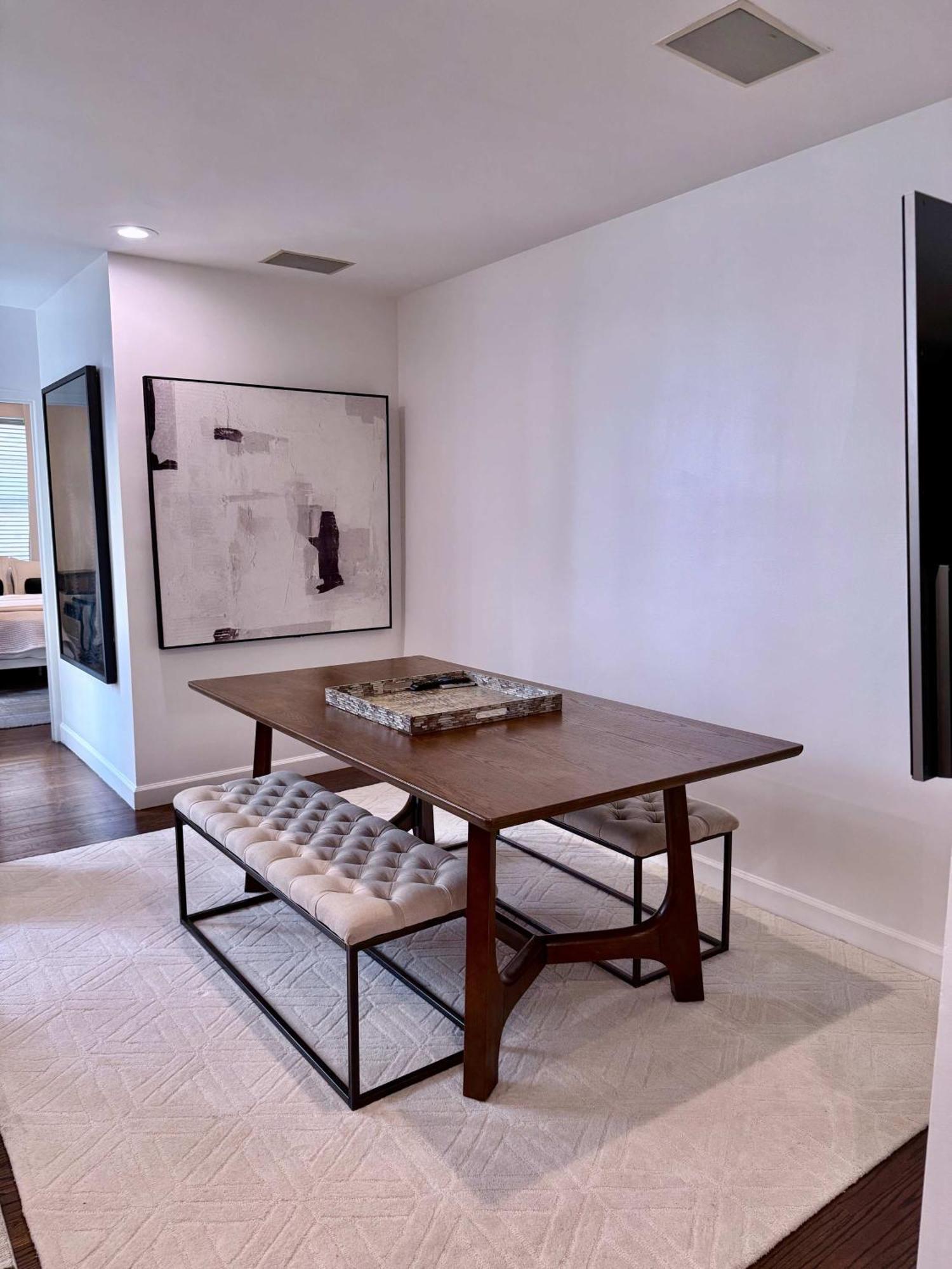 Designer In Diplomat District Apartment