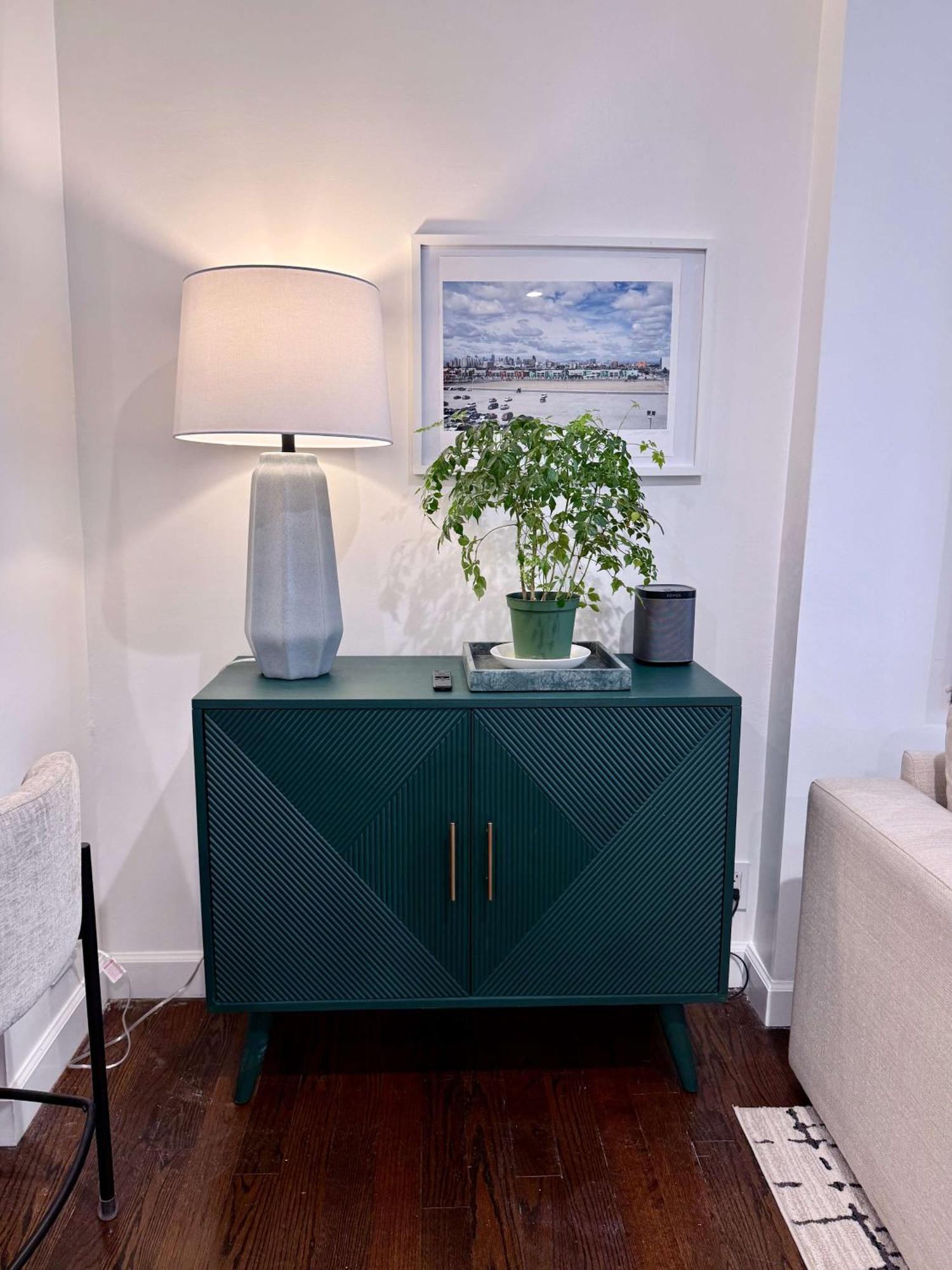 Designer In Diplomat District Apartment *