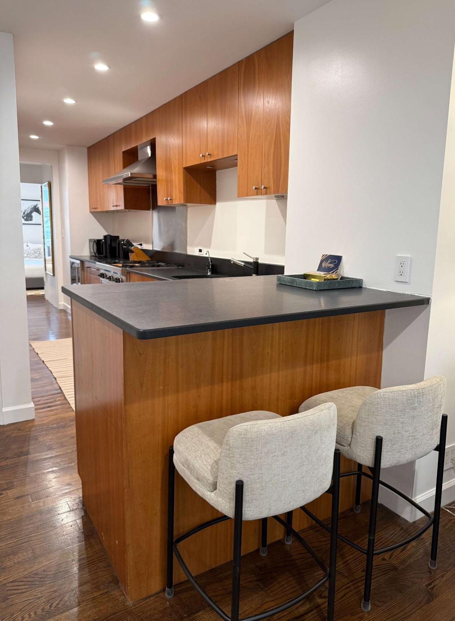 Designer In Diplomat District Apartment *