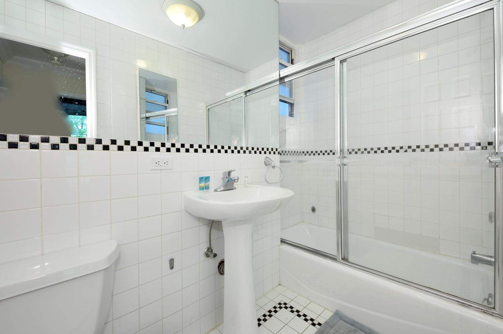 Charming 3-bedroom In Midtown West Apartment