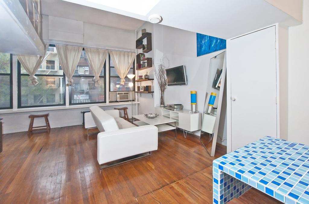 Mid Town East 28th Street Next To Times Square *