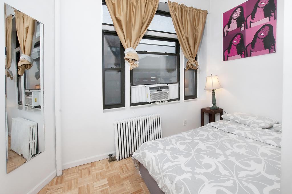 Mid Town East 28th Street Next To Times Square *