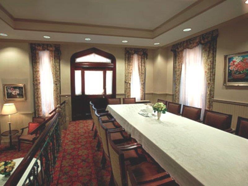 Hotel The Street 3*
