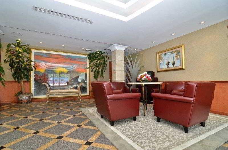 Best Western Queens Court Hotel 3*