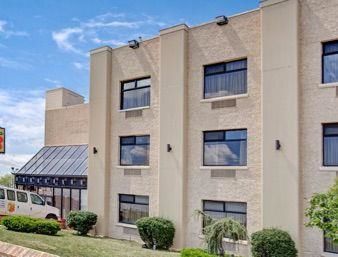Super 8 By Wyndham Jamaica North Conduit
