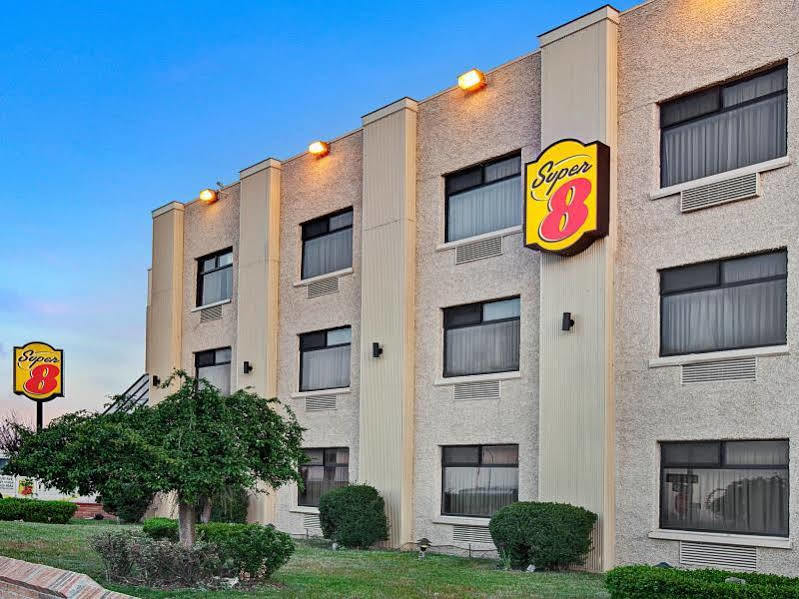 Super 8 By Wyndham Jamaica North Conduit Hotel 2*