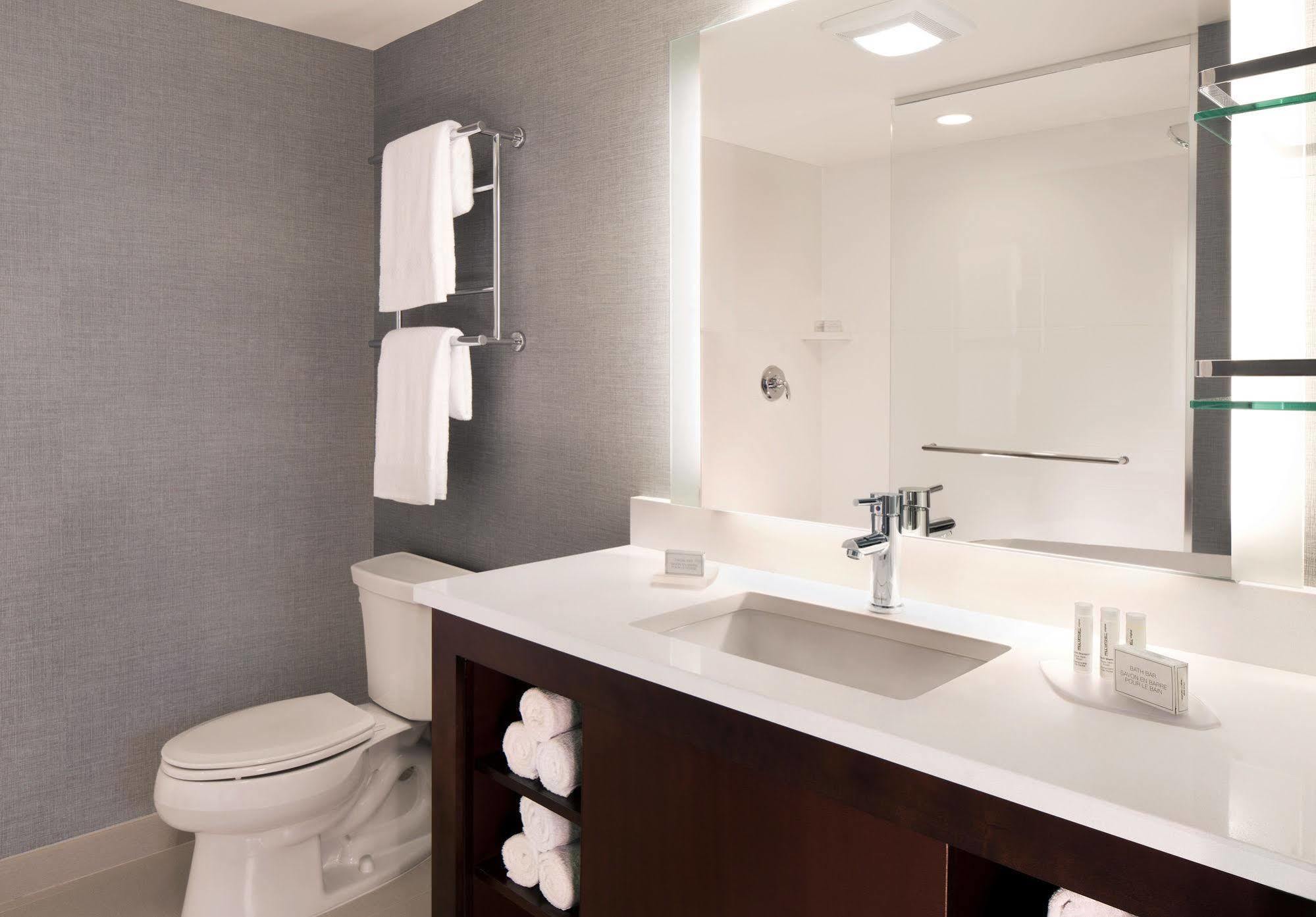 By Marriott The Bronx At Metro Center Atrium 3*
