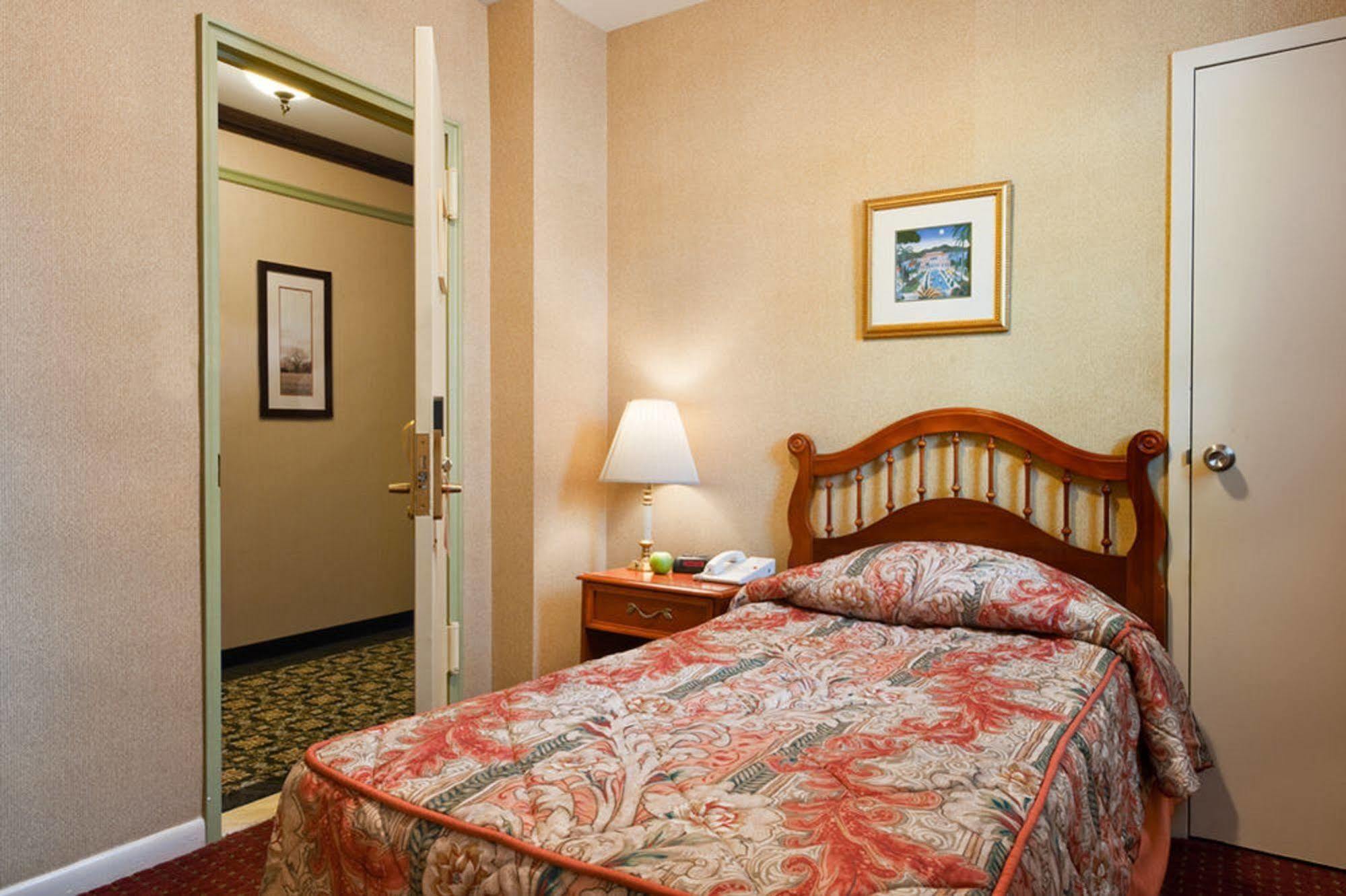 Newton Hotel 3*
