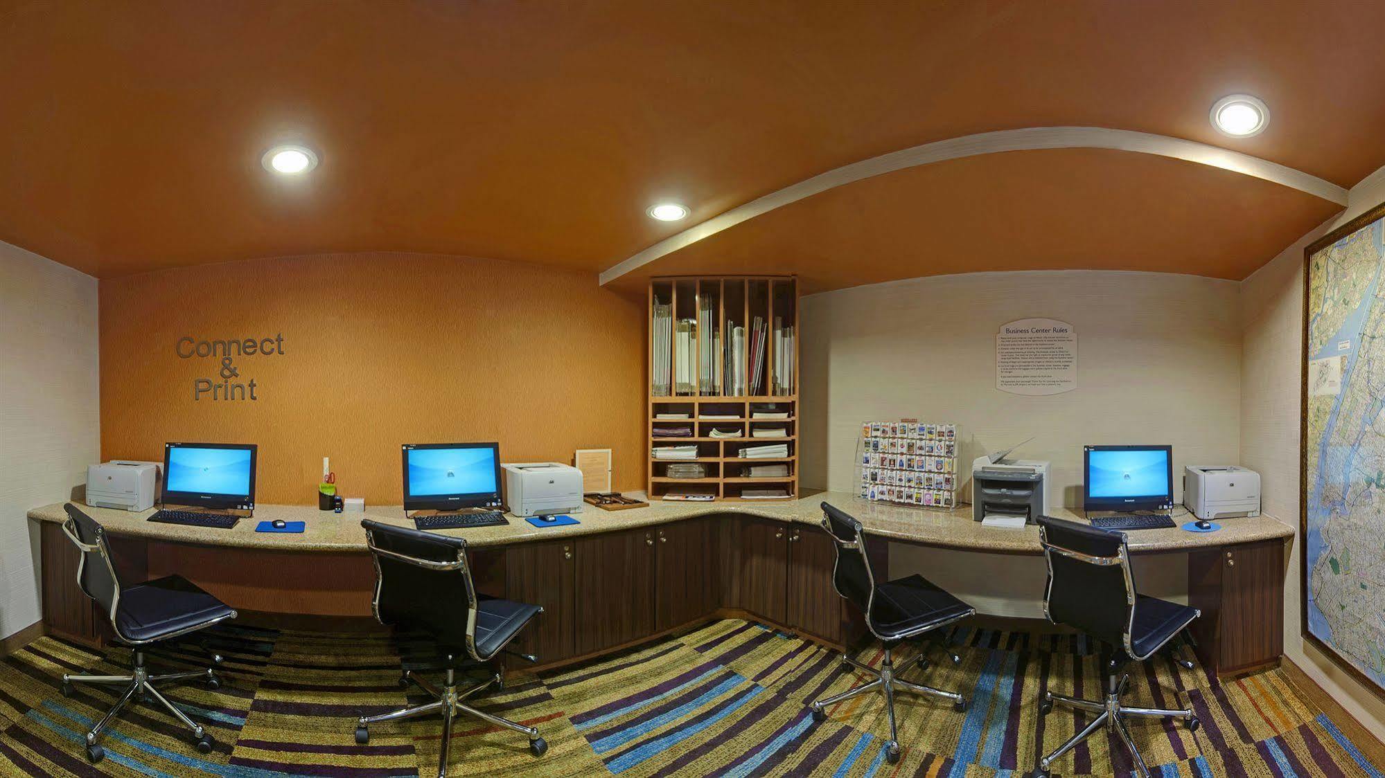 Hotel Fairfield By Marriott Jfk Airport 3*