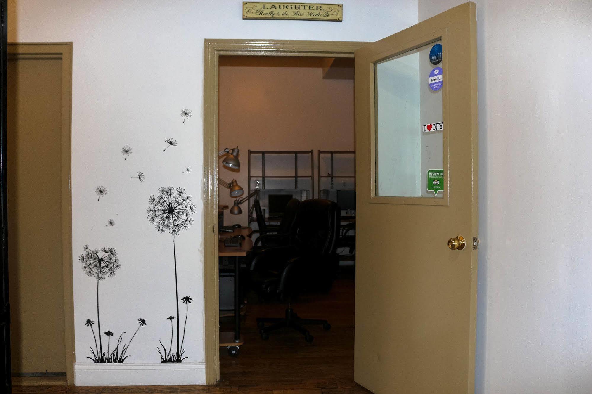 Ny Moore Hostel *