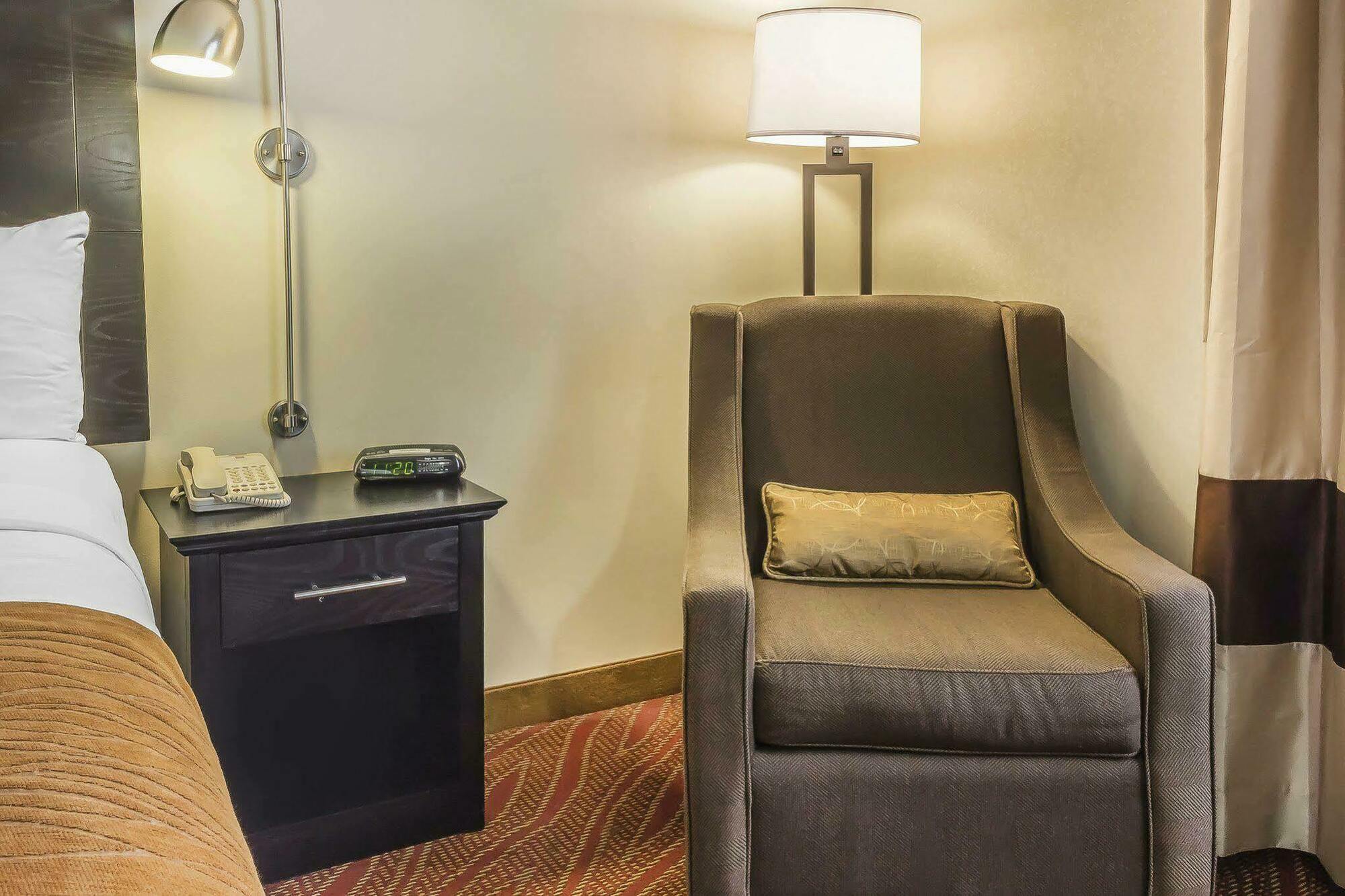 Comfort & Laguardia Airport Hotel