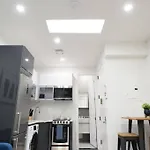 78-4B New Quality 1Br W&D In Unit Skylights