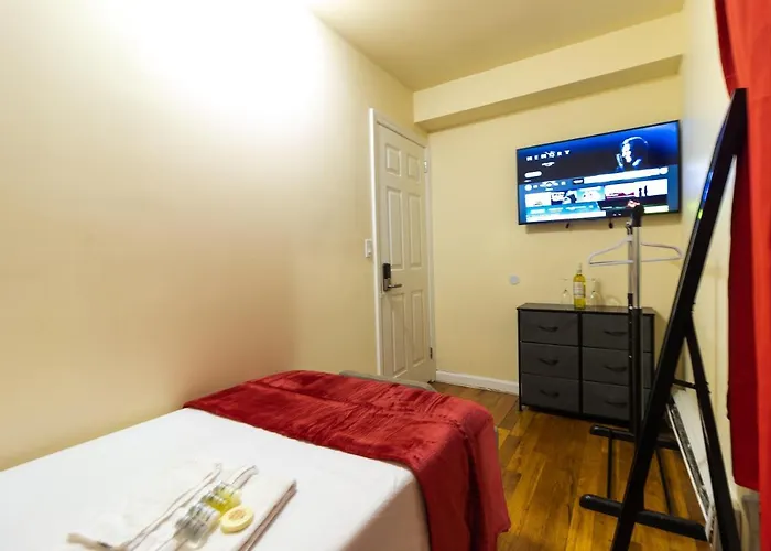 Deluxe Twin Size Bed-Red Room On The 1St Fl In Elmhurst Ny
