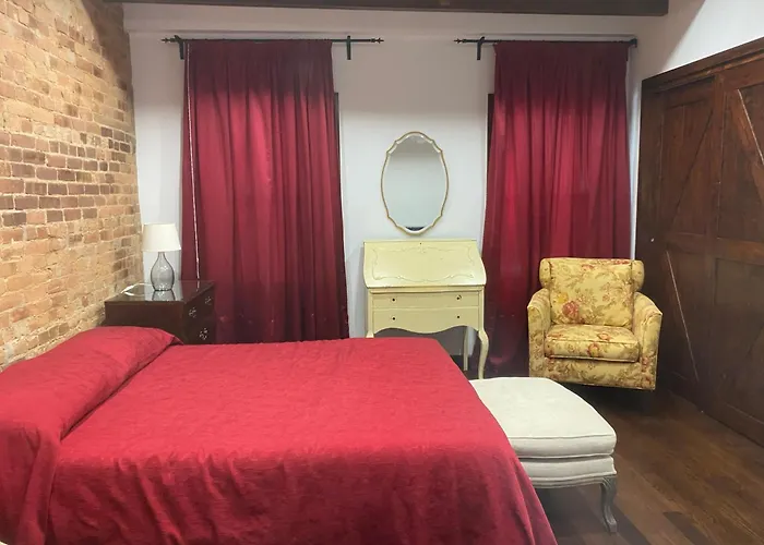Cozy Bedroom With Bath And Separate Entrance