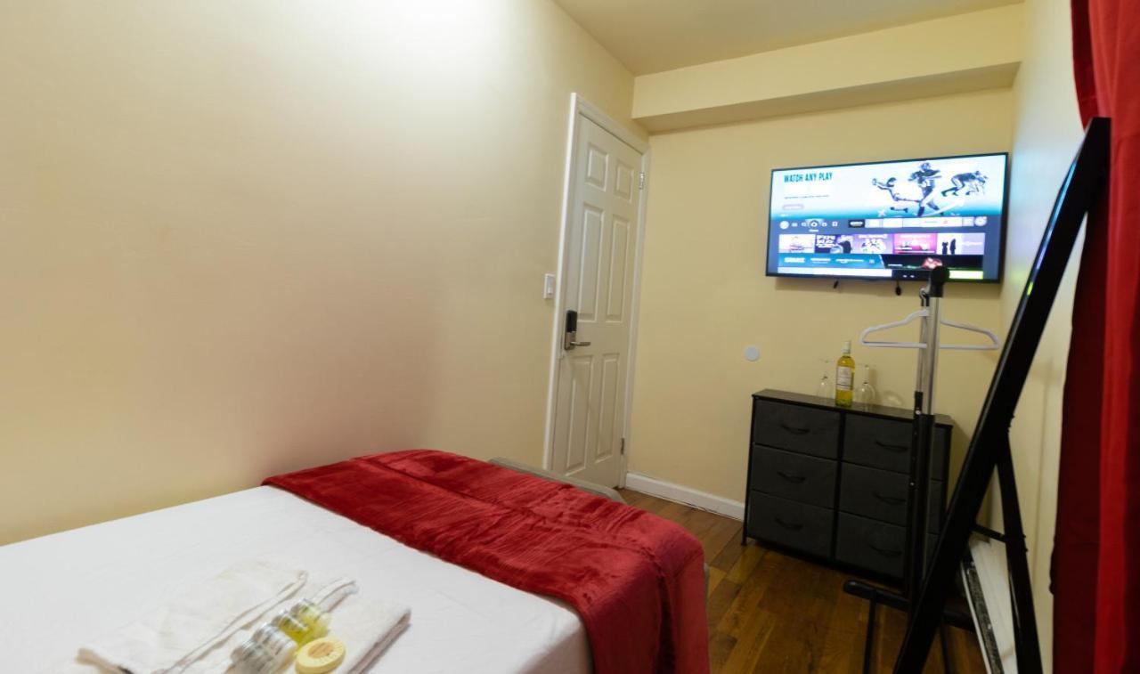 Deluxe Twin Size Bed-red On The 1st Fl In Elmhurst Ny Apartment *