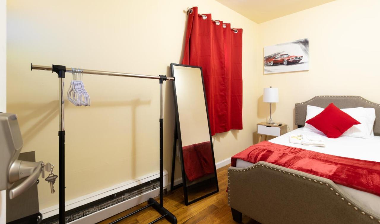 Deluxe Twin Size Bed-red On The 1st Fl In Elmhurst Ny Apartment