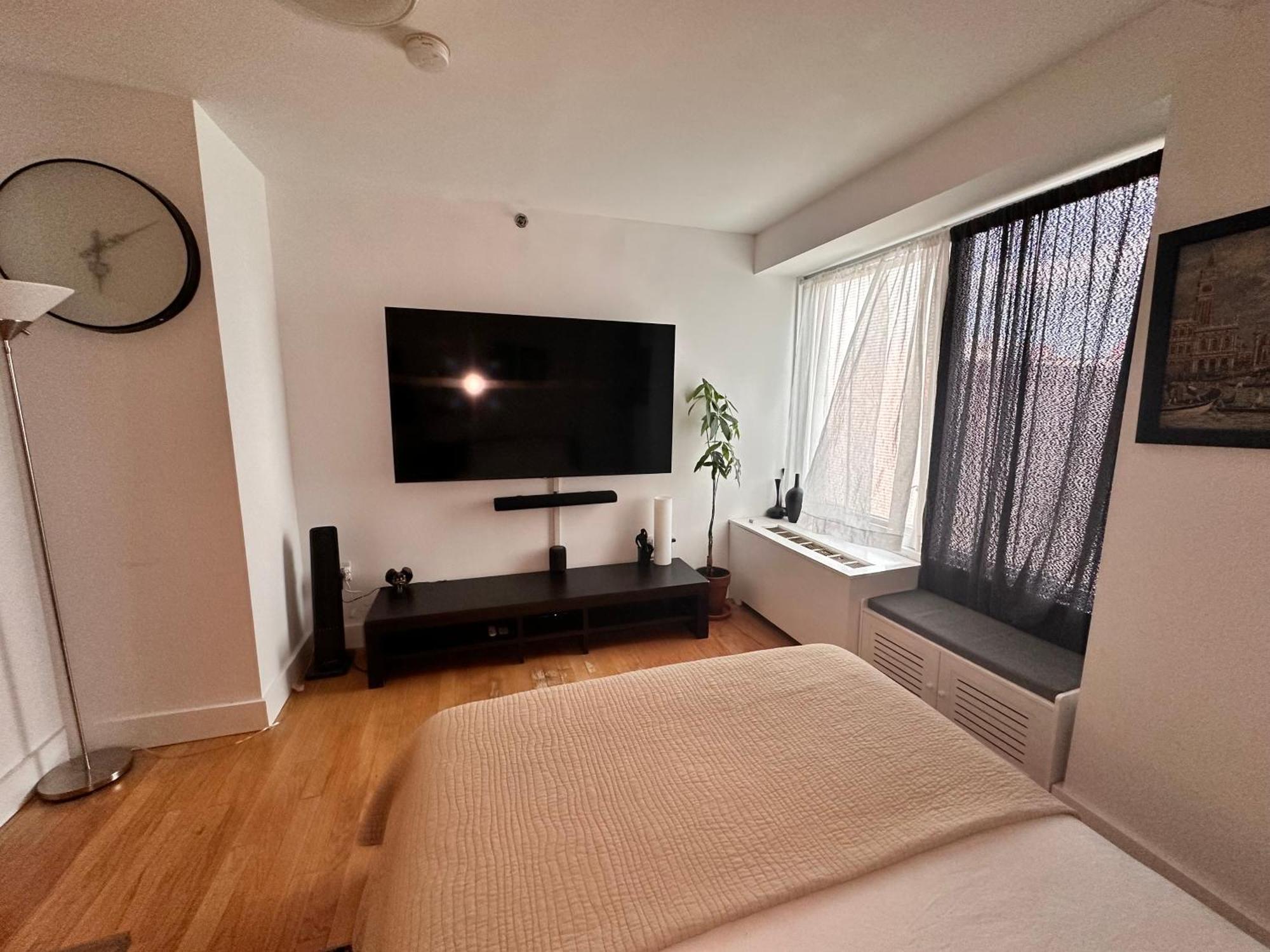 Modern Studio With Private Bathroom And Kitchen *
