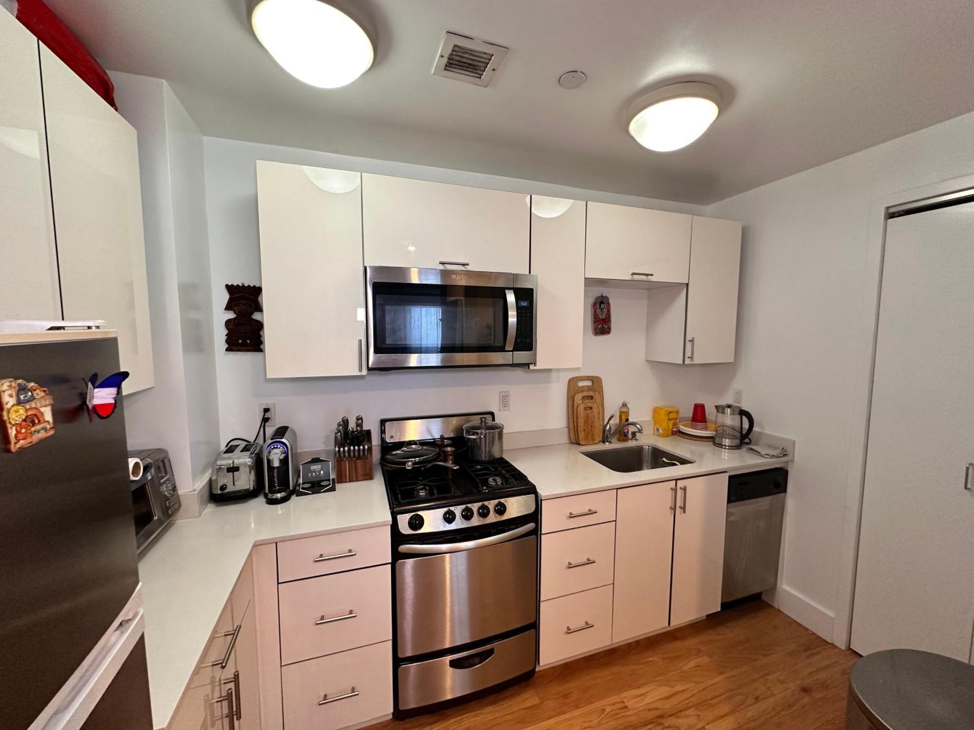 Modern Studio With Private Bathroom And Kitchen Apartment