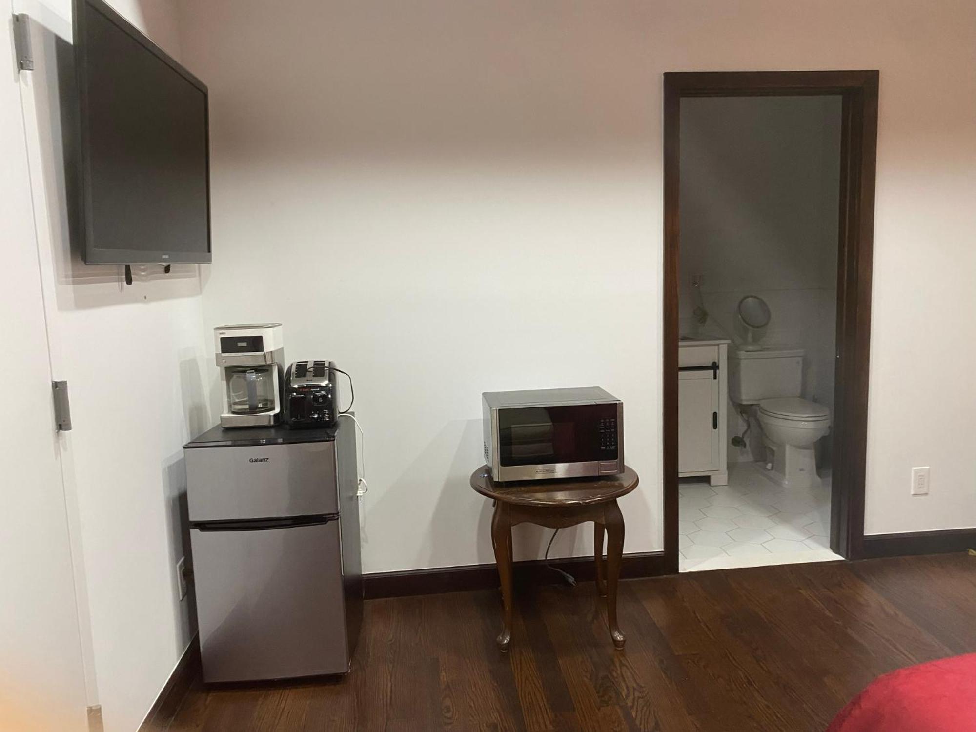 Apartment Cozy Bedroom With Bath And Separate Entrance