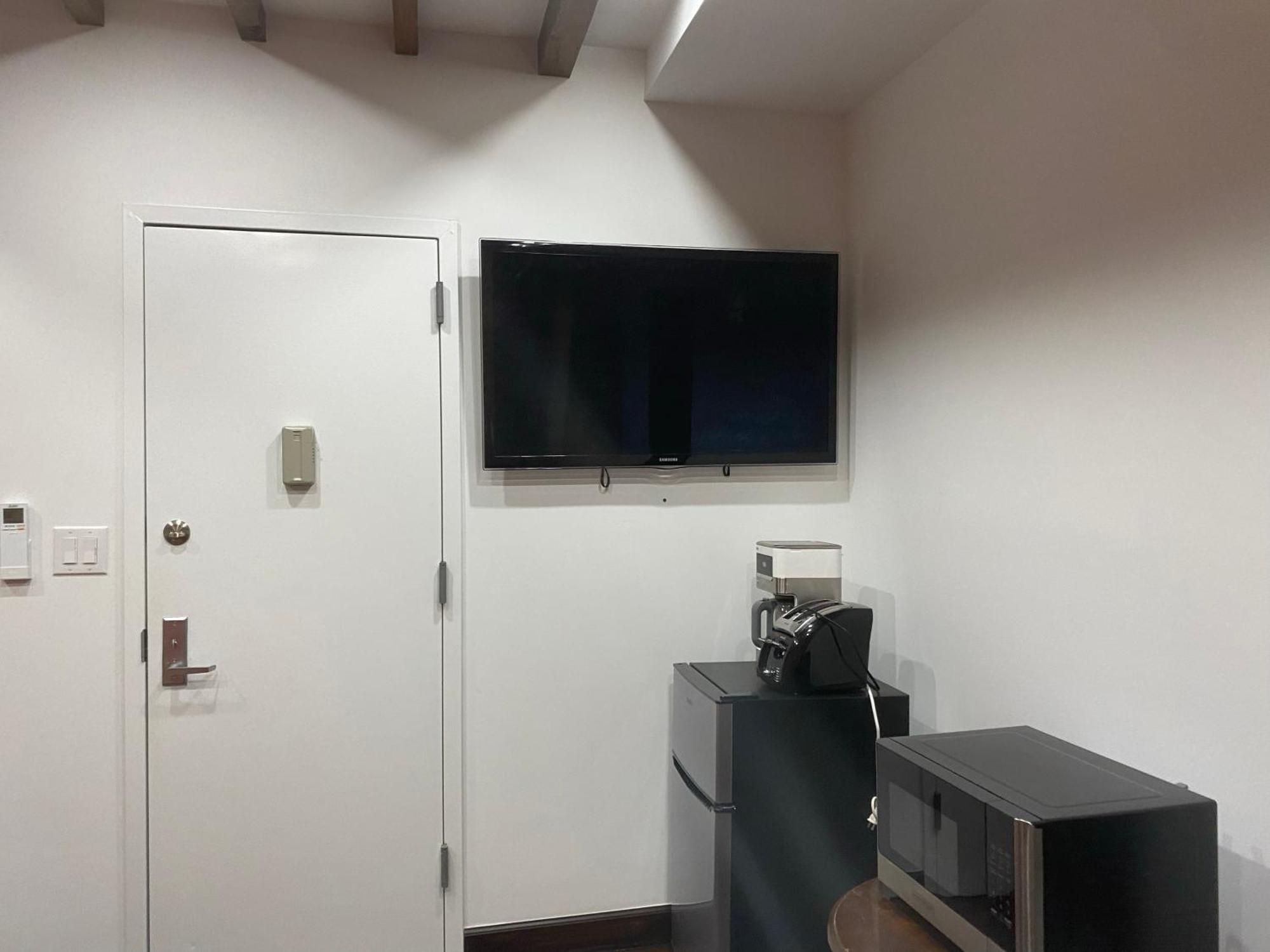 Cozy Bedroom With Bath And Separate Entrance Apartment New York