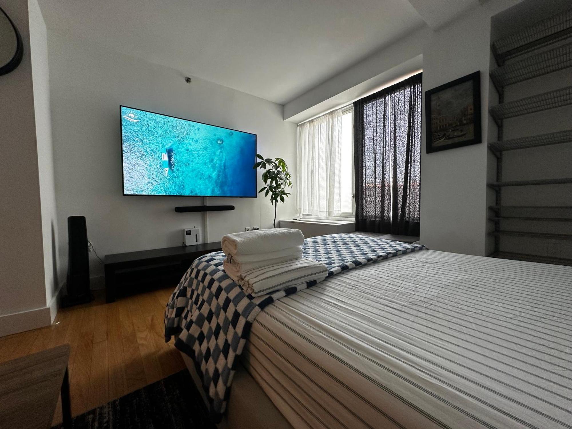 Modern Studio With Private Bathroom And Kitchen *
