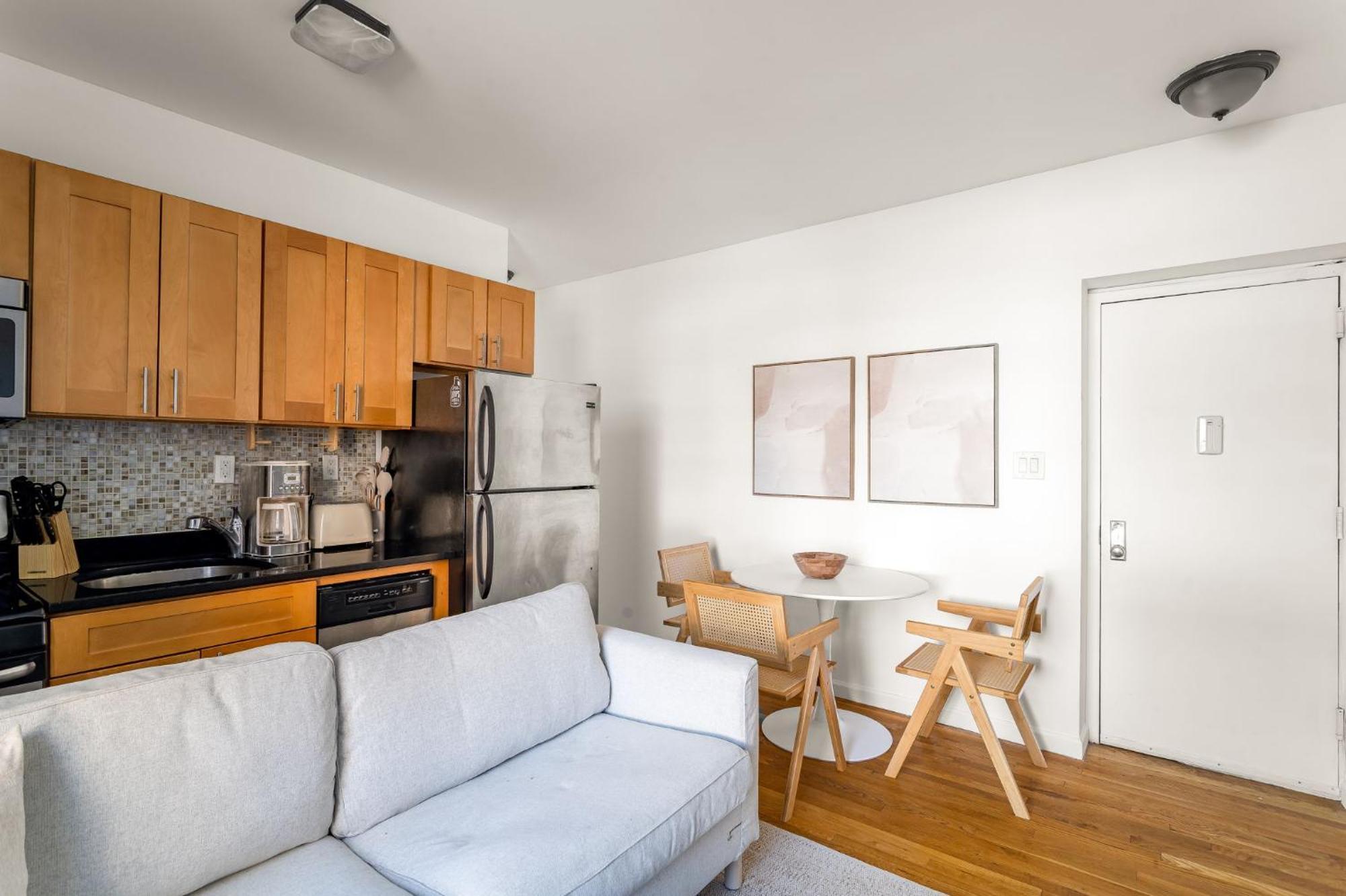 Spacious 3bedroom 1bath In The Heart Of The Lower East Side Near Iconic Nyc Landmarks Apartment *