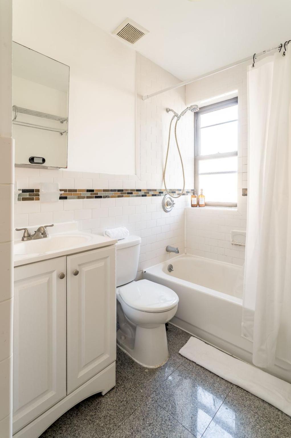 Spacious 3bedroom 1bath In The Heart Of The Lower East Side Near Iconic Nyc Landmarks Apartment *
