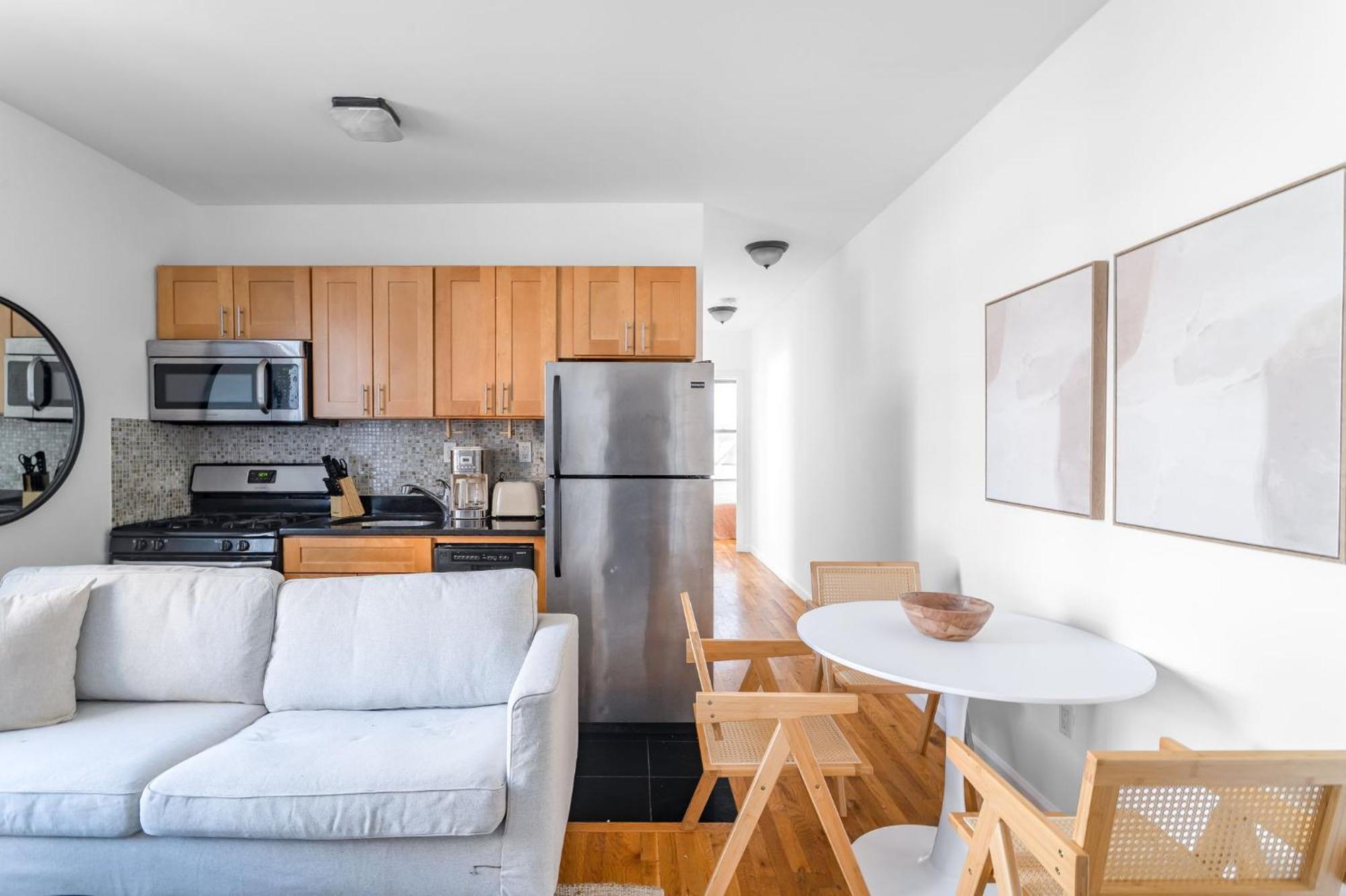 Spacious 3bedroom 1bath In The Heart Of The Lower East Side Near Iconic Nyc Landmarks *
