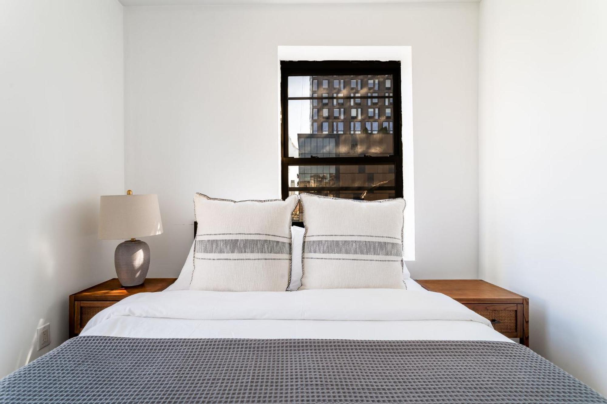 Spacious 3bedroom 1bath In The Heart Of The Lower East Side Near Iconic Nyc Landmarks * New York