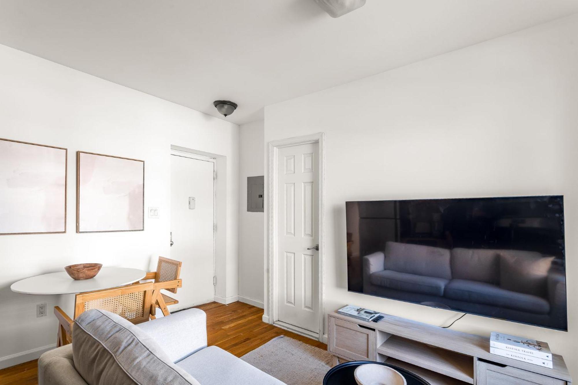Spacious 3bedroom 1bath In The Heart Of The Lower East Side Near Iconic Nyc Landmarks *