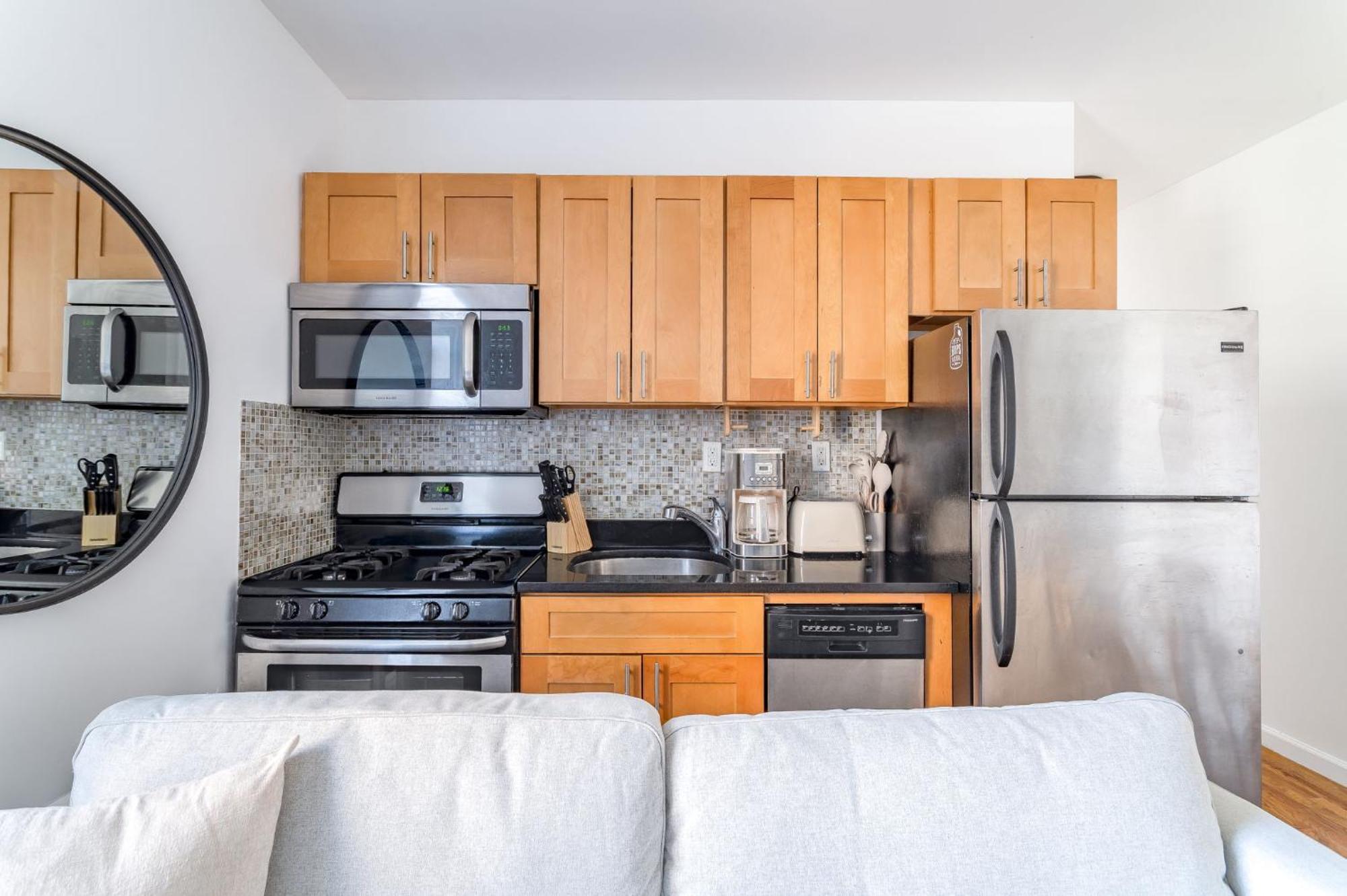 Spacious 3bedroom 1bath In The Heart Of The Lower East Side Near Iconic Nyc Landmarks Apartment