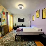 Modern Xl Queen Room Comfort & Character In Harlem