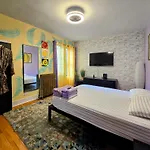 Modern Xl Queen Room Comfort & Character In Harlem