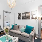 Cloverleaf Apartment - Perfectly Located Near Restaurants, Shops, & Sites