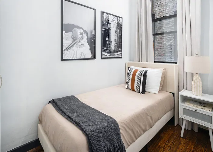 Stylish Duplex In Manhattan With Backyard