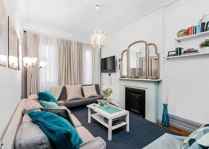 Cloverleaf Apartment - Perfectly Located Near Restaurants, Shops, & Sites