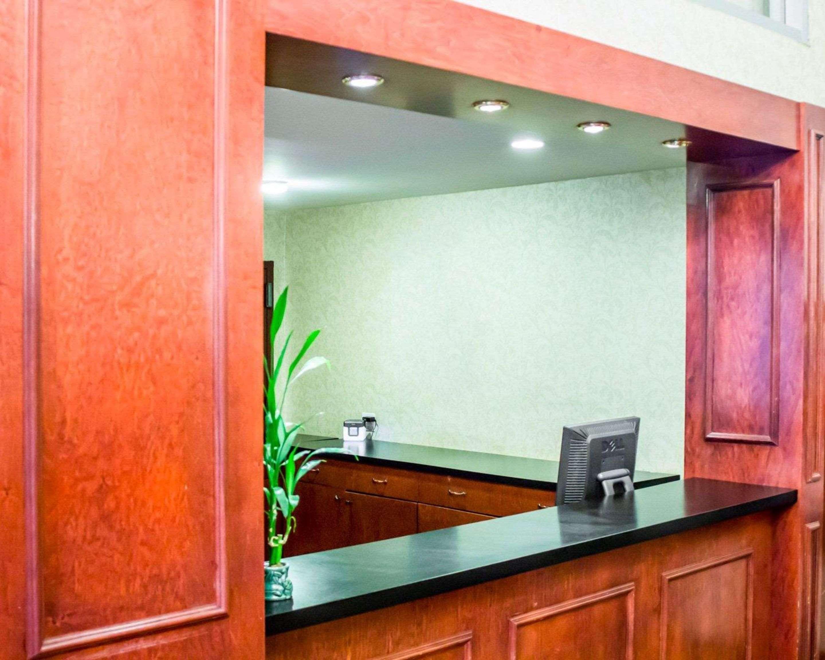 Econo Times Square Hotel 2*