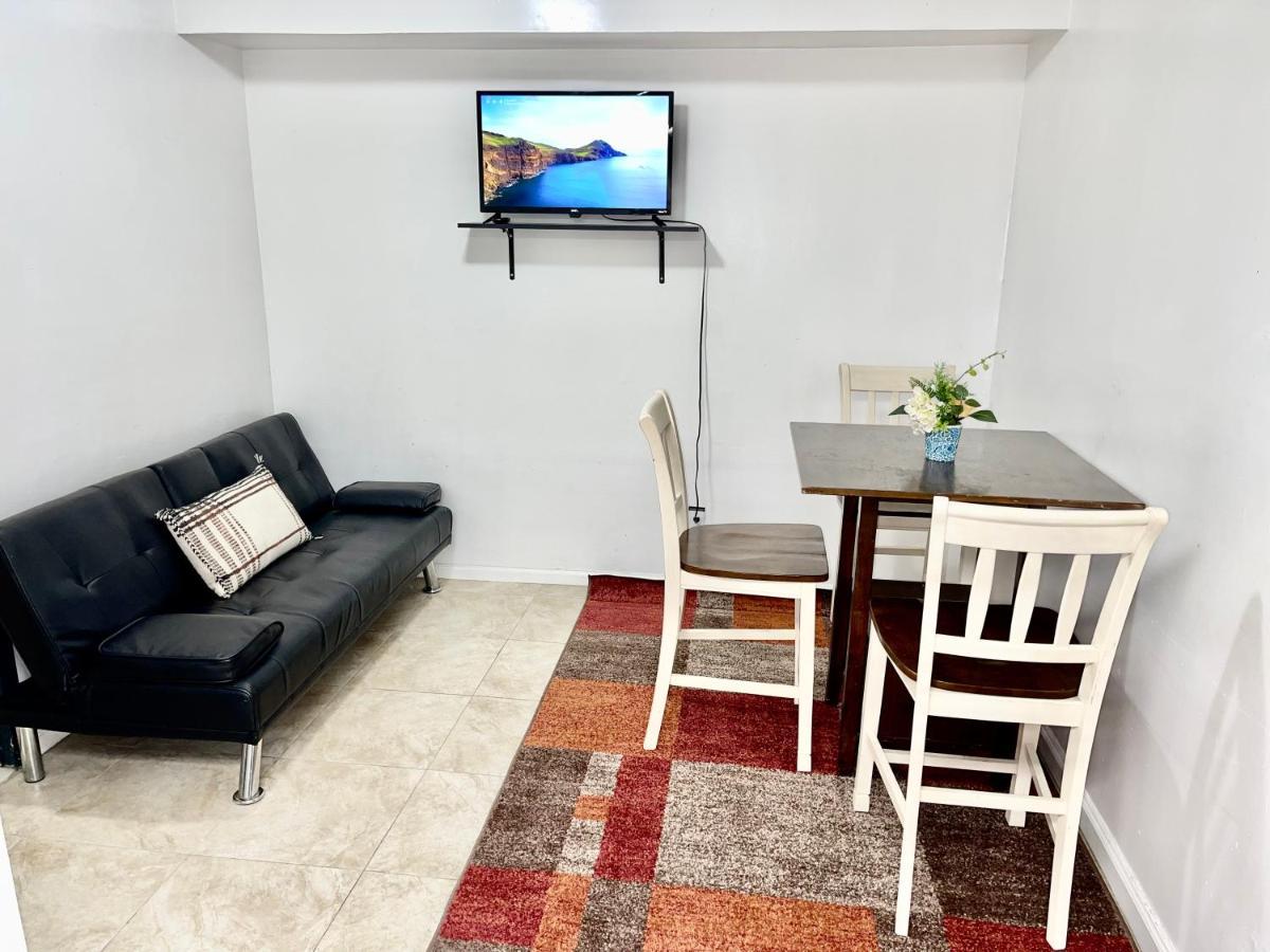 2 Bedrooms Lr Kit Bath And Backyard 2 Stops To Manhattan * New York