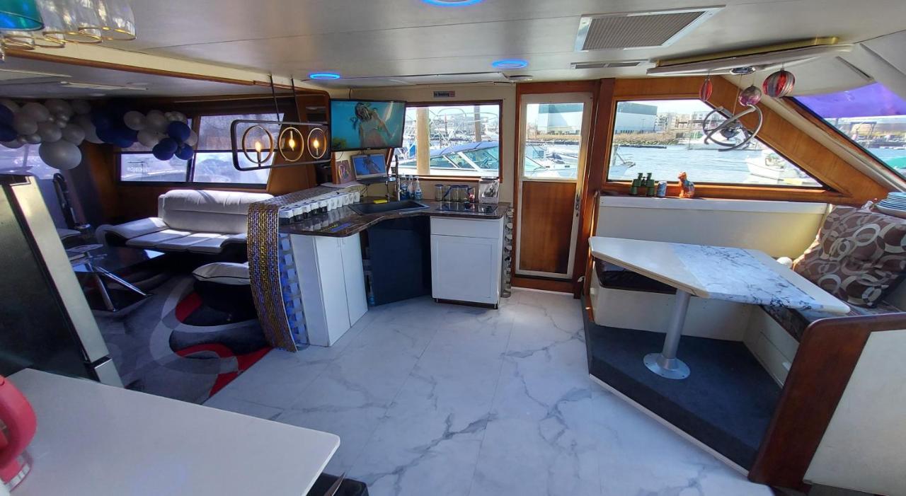 Botel Romantic @ Ocean 3-deck Yacht
