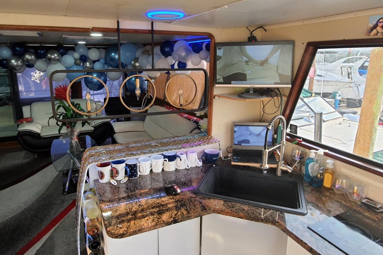 Romantic @ Ocean 3-deck Yacht *