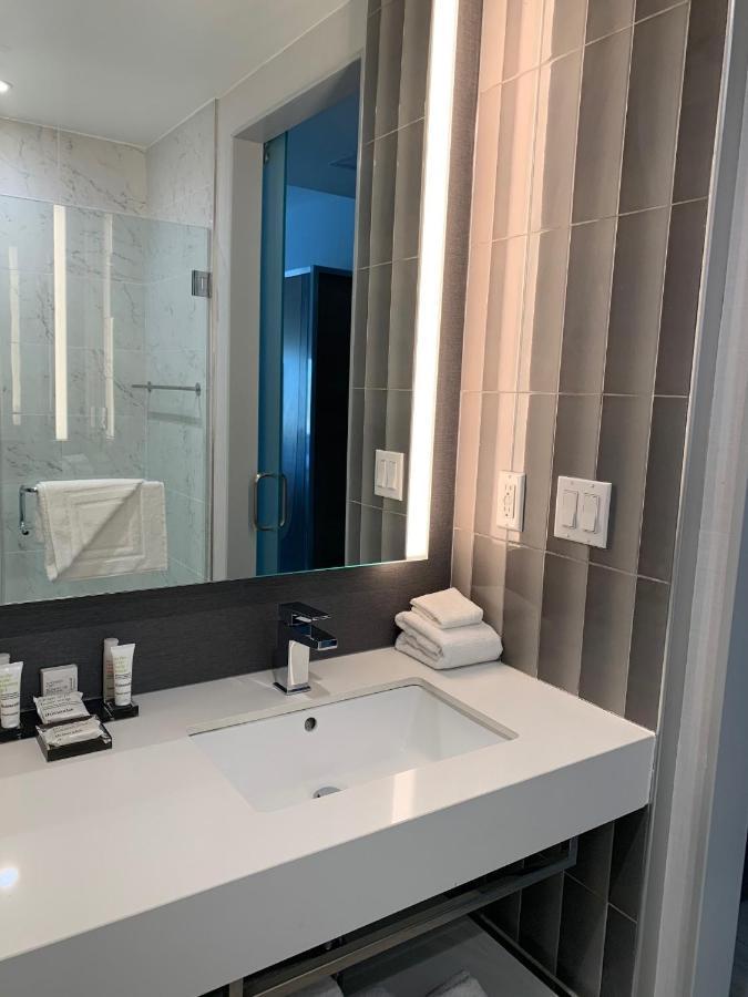 Marriott Jfk Airport Hotel 3*