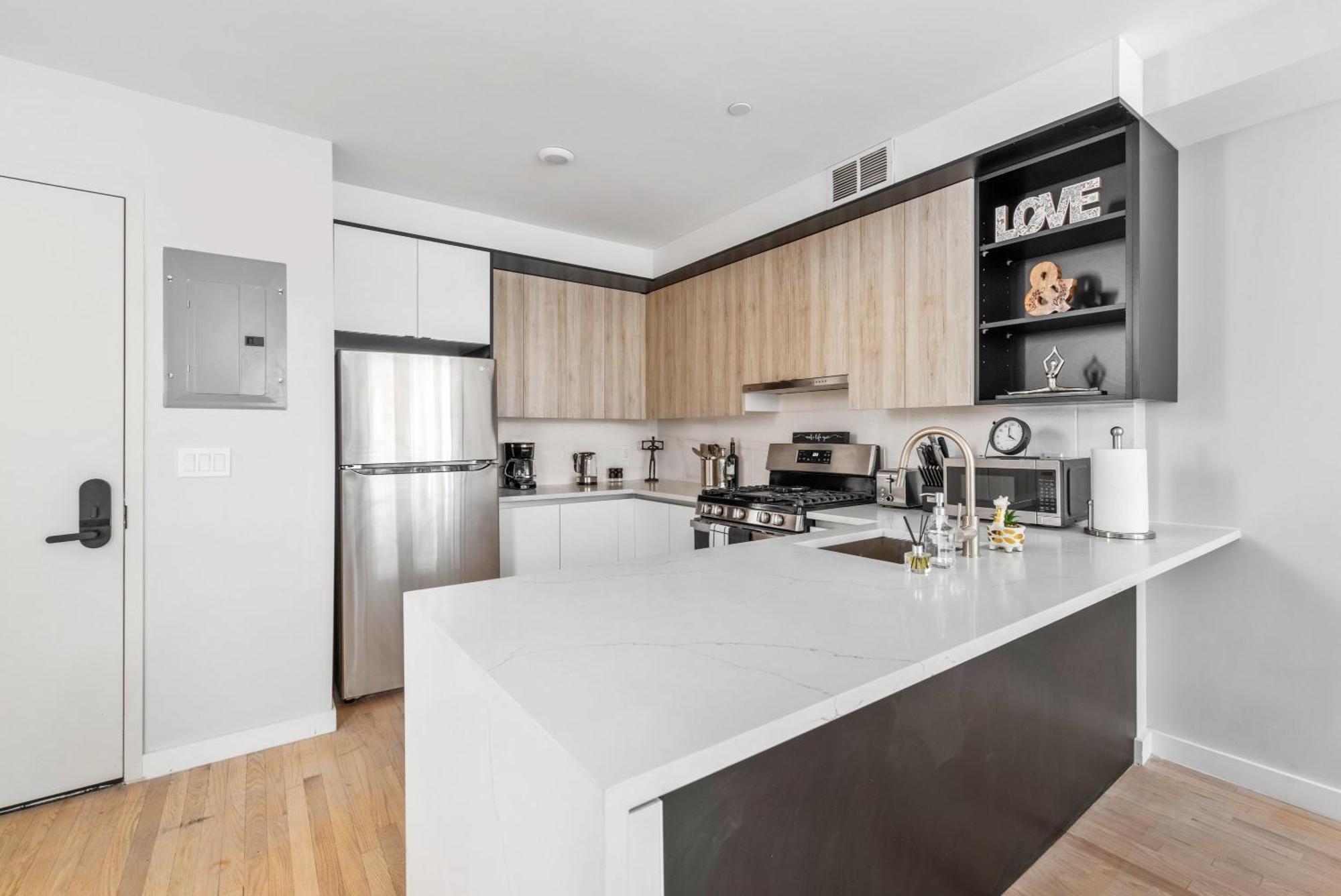 3br Penthouse With Massive Private Rooftop Apartment *
