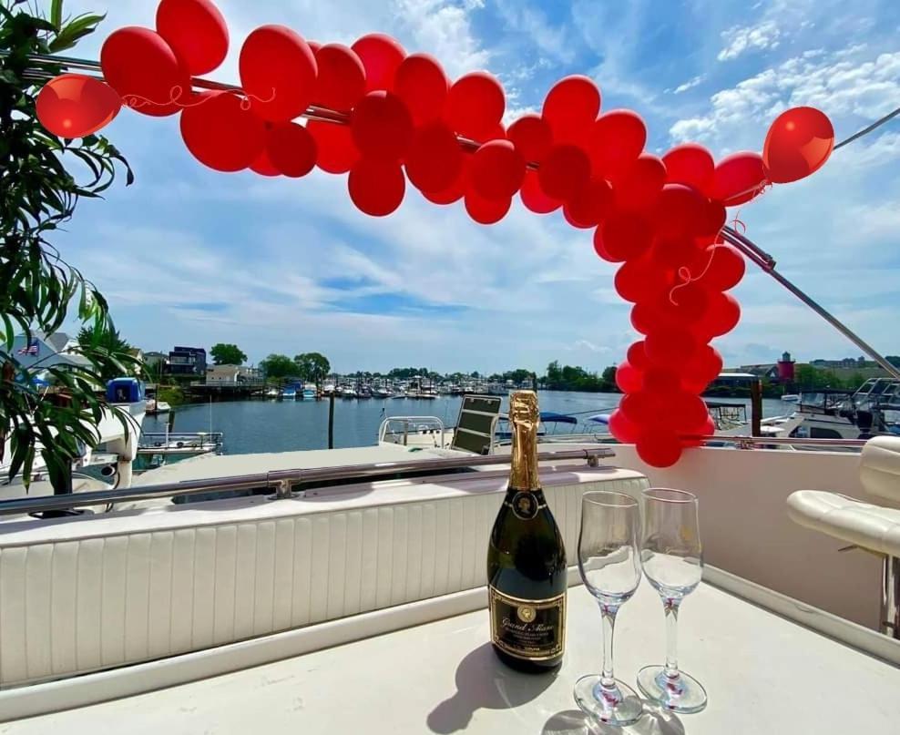 Botel Cozy Ocean 3xdeck Yacht